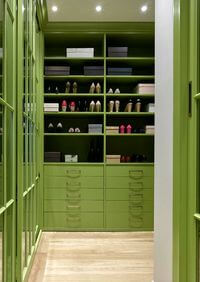 Г-образная гардеробная комната в зеленом цвете Усть-Каменогорск